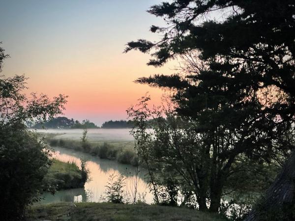 Dans un cadre naturel exceptionnel et intime, au coeur du Marais Breton Vendéen, une longère de 5 pièces située à 20 minutes des plages et des portes de Noirmoutier, à SAINT GERVAIS (85)
