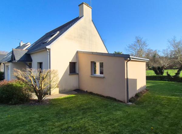 Saint-Yvi (29140) SAINT YVI - Maison de 2001 de 6 pièces principales sur 722 m² de terrain
