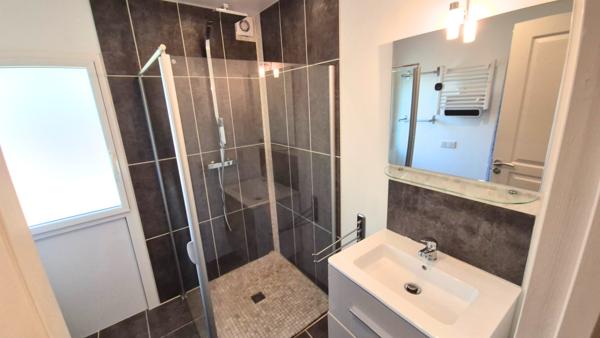 Saint-Yvi (29140) SAINT YVI - Maison de 2001 de 6 pièces principales sur 722 m² de terrain