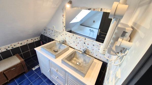 Saint-Yvi (29140) SAINT YVI - Maison de 2001 de 6 pièces principales sur 722 m² de terrain