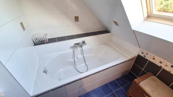 Saint-Yvi (29140) SAINT YVI - Maison de 2001 de 6 pièces principales sur 722 m² de terrain