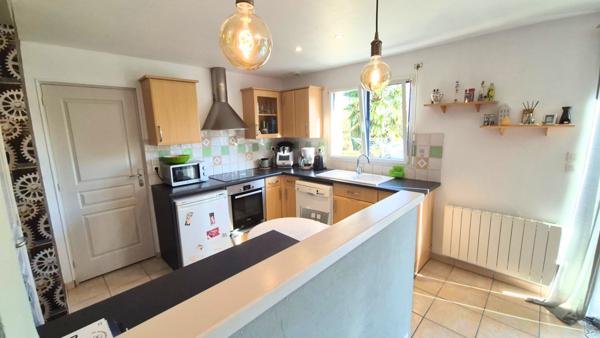 Saint-Yvi (29140) SAINT YVI - Maison de 2001 de 6 pièces principales sur 722 m² de terrain