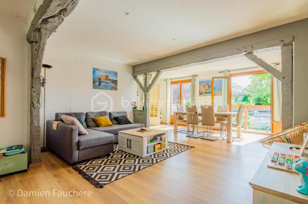 À Saint-Fargeau-Ponthierry, en limite de Boissise-Le-Roi, cette maison individuelle sur sous-sol total développe 135 m² habitables ( 140 m² utiles) sur un terrain arboré de 606 m².

Au rez-de-chaussée : entrée, spacieuse cuisine séparée aménagée et équipée, double séjour-salle à manger de 37 m² ouvrant sur une première terrasse, dégagement, toilette avec WC suspendu, deux chambres et une salle d'eau.

À l'étage : une mezzanine offrant un espace polyvalent (bureau, salle de jeux, rangement…), un placard, deux chambres dont une de plus de 20 m², et un second WC avec lave-mains.

Au sous-sol : un espace très pratique pour stationner les véhicules, avec buanderie et nombreux rangements. On y accède par une allée située derrière un portail sécurisé et par l'intérieur de la maison. 

À l'extérieur : un beau jardin arboré et une immense terrasse de 40m², en partie abritée, pour profiter d'agréables moments de détente en toute saison.

Une maison spacieuse et fonctionnelle, avec deux chambres de plain-pied, idéale pour une famille.

Disponible 7/7, contactez-moi !