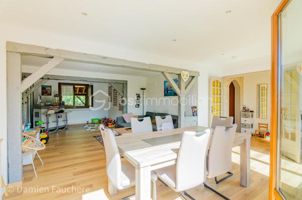 À Saint-Fargeau-Ponthierry, en limite de Boissise-Le-Roi, cette maison individuelle sur sous-sol total développe 135 m² habitables ( 140 m² utiles) sur un terrain arboré de 606 m².

Au rez-de-chaussée : entrée, spacieuse cuisine séparée aménagée et équipée, double séjour-salle à manger de 37 m² ouvrant sur une première terrasse, dégagement, toilette avec WC suspendu, deux chambres et une salle d'eau.

À l'étage : une mezzanine offrant un espace polyvalent (bureau, salle de jeux, rangement…), un placard, deux chambres dont une de plus de 20 m², et un second WC avec lave-mains.

Au sous-sol : un espace très pratique pour stationner les véhicules, avec buanderie et nombreux rangements. On y accède par une allée située derrière un portail sécurisé et par l'intérieur de la maison. 

À l'extérieur : un beau jardin arboré et une immense terrasse de 40m², en partie abritée, pour profiter d'agréables moments de détente en toute saison.

Une maison spacieuse et fonctionnelle, avec deux chambres de plain-pied, idéale pour une famille.

Disponible 7/7, contactez-moi !