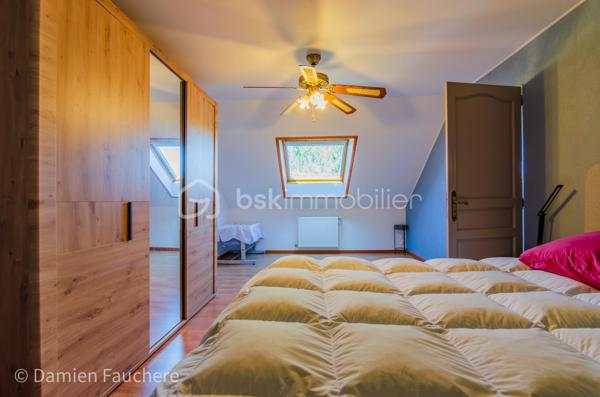 À Saint-Fargeau-Ponthierry, en limite de Boissise-Le-Roi, cette maison individuelle sur sous-sol total développe 135 m² habitables ( 140 m² utiles) sur un terrain arboré de 606 m².

Au rez-de-chaussée : entrée, spacieuse cuisine séparée aménagée et équipée, double séjour-salle à manger de 37 m² ouvrant sur une première terrasse, dégagement, toilette avec WC suspendu, deux chambres et une salle d'eau.

À l'étage : une mezzanine offrant un espace polyvalent (bureau, salle de jeux, rangement…), un placard, deux chambres dont une de plus de 20 m², et un second WC avec lave-mains.

Au sous-sol : un espace très pratique pour stationner les véhicules, avec buanderie et nombreux rangements. On y accède par une allée située derrière un portail sécurisé et par l'intérieur de la maison. 

À l'extérieur : un beau jardin arboré et une immense terrasse de 40m², en partie abritée, pour profiter d'agréables moments de détente en toute saison.

Une maison spacieuse et fonctionnelle, avec deux chambres de plain-pied, idéale pour une famille.

Disponible 7/7, contactez-moi !