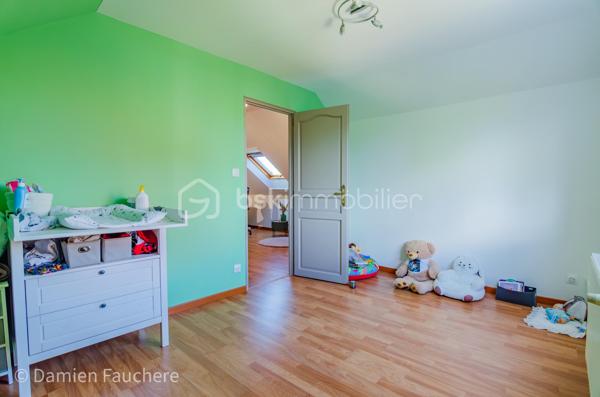À Saint-Fargeau-Ponthierry, en limite de Boissise-Le-Roi, cette maison individuelle sur sous-sol total développe 135 m² habitables ( 140 m² utiles) sur un terrain arboré de 606 m².

Au rez-de-chaussée : entrée, spacieuse cuisine séparée aménagée et équipée, double séjour-salle à manger de 37 m² ouvrant sur une première terrasse, dégagement, toilette avec WC suspendu, deux chambres et une salle d'eau.

À l'étage : une mezzanine offrant un espace polyvalent (bureau, salle de jeux, rangement…), un placard, deux chambres dont une de plus de 20 m², et un second WC avec lave-mains.

Au sous-sol : un espace très pratique pour stationner les véhicules, avec buanderie et nombreux rangements. On y accède par une allée située derrière un portail sécurisé et par l'intérieur de la maison. 

À l'extérieur : un beau jardin arboré et une immense terrasse de 40m², en partie abritée, pour profiter d'agréables moments de détente en toute saison.

Une maison spacieuse et fonctionnelle, avec deux chambres de plain-pied, idéale pour une famille.

Disponible 7/7, contactez-moi !