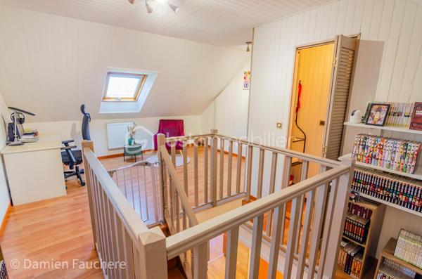 À Saint-Fargeau-Ponthierry, en limite de Boissise-Le-Roi, cette maison individuelle sur sous-sol total développe 135 m² habitables ( 140 m² utiles) sur un terrain arboré de 606 m².

Au rez-de-chaussée : entrée, spacieuse cuisine séparée aménagée et équipée, double séjour-salle à manger de 37 m² ouvrant sur une première terrasse, dégagement, toilette avec WC suspendu, deux chambres et une salle d'eau.

À l'étage : une mezzanine offrant un espace polyvalent (bureau, salle de jeux, rangement…), un placard, deux chambres dont une de plus de 20 m², et un second WC avec lave-mains.

Au sous-sol : un espace très pratique pour stationner les véhicules, avec buanderie et nombreux rangements. On y accède par une allée située derrière un portail sécurisé et par l'intérieur de la maison. 

À l'extérieur : un beau jardin arboré et une immense terrasse de 40m², en partie abritée, pour profiter d'agréables moments de détente en toute saison.

Une maison spacieuse et fonctionnelle, avec deux chambres de plain-pied, idéale pour une famille.

Disponible 7/7, contactez-moi !
