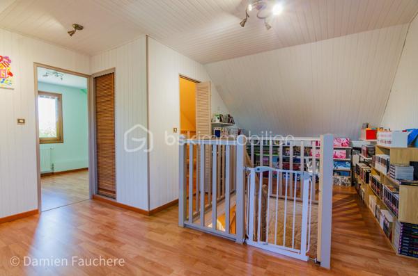 À Saint-Fargeau-Ponthierry, en limite de Boissise-Le-Roi, cette maison individuelle sur sous-sol total développe 135 m² habitables ( 140 m² utiles) sur un terrain arboré de 606 m².

Au rez-de-chaussée : entrée, spacieuse cuisine séparée aménagée et équipée, double séjour-salle à manger de 37 m² ouvrant sur une première terrasse, dégagement, toilette avec WC suspendu, deux chambres et une salle d'eau.

À l'étage : une mezzanine offrant un espace polyvalent (bureau, salle de jeux, rangement…), un placard, deux chambres dont une de plus de 20 m², et un second WC avec lave-mains.

Au sous-sol : un espace très pratique pour stationner les véhicules, avec buanderie et nombreux rangements. On y accède par une allée située derrière un portail sécurisé et par l'intérieur de la maison. 

À l'extérieur : un beau jardin arboré et une immense terrasse de 40m², en partie abritée, pour profiter d'agréables moments de détente en toute saison.

Une maison spacieuse et fonctionnelle, avec deux chambres de plain-pied, idéale pour une famille.

Disponible 7/7, contactez-moi !