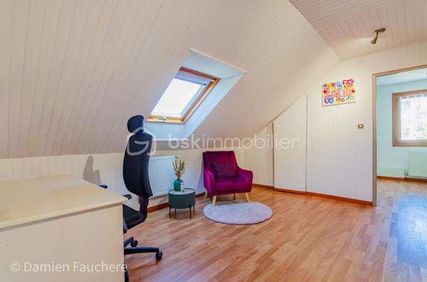 À Saint-Fargeau-Ponthierry, en limite de Boissise-Le-Roi, cette maison individuelle sur sous-sol total développe 135 m² habitables ( 140 m² utiles) sur un terrain arboré de 606 m².

Au rez-de-chaussée : entrée, spacieuse cuisine séparée aménagée et équipée, double séjour-salle à manger de 37 m² ouvrant sur une première terrasse, dégagement, toilette avec WC suspendu, deux chambres et une salle d'eau.

À l'étage : une mezzanine offrant un espace polyvalent (bureau, salle de jeux, rangement…), un placard, deux chambres dont une de plus de 20 m², et un second WC avec lave-mains.

Au sous-sol : un espace très pratique pour stationner les véhicules, avec buanderie et nombreux rangements. On y accède par une allée située derrière un portail sécurisé et par l'intérieur de la maison. 

À l'extérieur : un beau jardin arboré et une immense terrasse de 40m², en partie abritée, pour profiter d'agréables moments de détente en toute saison.

Une maison spacieuse et fonctionnelle, avec deux chambres de plain-pied, idéale pour une famille.

Disponible 7/7, contactez-moi !