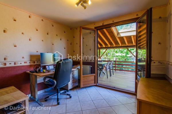 À Saint-Fargeau-Ponthierry, en limite de Boissise-Le-Roi, cette maison individuelle sur sous-sol total développe 135 m² habitables ( 140 m² utiles) sur un terrain arboré de 606 m².

Au rez-de-chaussée : entrée, spacieuse cuisine séparée aménagée et équipée, double séjour-salle à manger de 37 m² ouvrant sur une première terrasse, dégagement, toilette avec WC suspendu, deux chambres et une salle d'eau.

À l'étage : une mezzanine offrant un espace polyvalent (bureau, salle de jeux, rangement…), un placard, deux chambres dont une de plus de 20 m², et un second WC avec lave-mains.

Au sous-sol : un espace très pratique pour stationner les véhicules, avec buanderie et nombreux rangements. On y accède par une allée située derrière un portail sécurisé et par l'intérieur de la maison. 

À l'extérieur : un beau jardin arboré et une immense terrasse de 40m², en partie abritée, pour profiter d'agréables moments de détente en toute saison.

Une maison spacieuse et fonctionnelle, avec deux chambres de plain-pied, idéale pour une famille.

Disponible 7/7, contactez-moi !