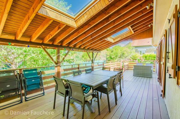 À Saint-Fargeau-Ponthierry, en limite de Boissise-Le-Roi, cette maison individuelle sur sous-sol total développe 135 m² habitables ( 140 m² utiles) sur un terrain arboré de 606 m².

Au rez-de-chaussée : entrée, spacieuse cuisine séparée aménagée et équipée, double séjour-salle à manger de 37 m² ouvrant sur une première terrasse, dégagement, toilette avec WC suspendu, deux chambres et une salle d'eau.

À l'étage : une mezzanine offrant un espace polyvalent (bureau, salle de jeux, rangement…), un placard, deux chambres dont une de plus de 20 m², et un second WC avec lave-mains.

Au sous-sol : un espace très pratique pour stationner les véhicules, avec buanderie et nombreux rangements. On y accède par une allée située derrière un portail sécurisé et par l'intérieur de la maison. 

À l'extérieur : un beau jardin arboré et une immense terrasse de 40m², en partie abritée, pour profiter d'agréables moments de détente en toute saison.

Une maison spacieuse et fonctionnelle, avec deux chambres de plain-pied, idéale pour une famille.

Disponible 7/7, contactez-moi !