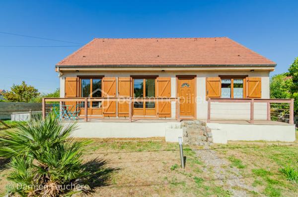 À Saint-Fargeau-Ponthierry, en limite de Boissise-Le-Roi, cette maison individuelle sur sous-sol total développe 135 m² habitables ( 140 m² utiles) sur un terrain arboré de 606 m².

Au rez-de-chaussée : entrée, spacieuse cuisine séparée aménagée et équipée, double séjour-salle à manger de 37 m² ouvrant sur une première terrasse, dégagement, toilette avec WC suspendu, deux chambres et une salle d'eau.

À l'étage : une mezzanine offrant un espace polyvalent (bureau, salle de jeux, rangement…), un placard, deux chambres dont une de plus de 20 m², et un second WC avec lave-mains.

Au sous-sol : un espace très pratique pour stationner les véhicules, avec buanderie et nombreux rangements. On y accède par une allée située derrière un portail sécurisé et par l'intérieur de la maison. 

À l'extérieur : un beau jardin arboré et une immense terrasse de 40m², en partie abritée, pour profiter d'agréables moments de détente en toute saison.

Une maison spacieuse et fonctionnelle, avec deux chambres de plain-pied, idéale pour une famille.

Disponible 7/7, contactez-moi !