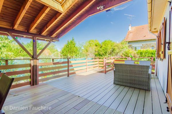 À Saint-Fargeau-Ponthierry, en limite de Boissise-Le-Roi, cette maison individuelle sur sous-sol total développe 135 m² habitables ( 140 m² utiles) sur un terrain arboré de 606 m².

Au rez-de-chaussée : entrée, spacieuse cuisine séparée aménagée et équipée, double séjour-salle à manger de 37 m² ouvrant sur une première terrasse, dégagement, toilette avec WC suspendu, deux chambres et une salle d'eau.

À l'étage : une mezzanine offrant un espace polyvalent (bureau, salle de jeux, rangement…), un placard, deux chambres dont une de plus de 20 m², et un second WC avec lave-mains.

Au sous-sol : un espace très pratique pour stationner les véhicules, avec buanderie et nombreux rangements. On y accède par une allée située derrière un portail sécurisé et par l'intérieur de la maison. 

À l'extérieur : un beau jardin arboré et une immense terrasse de 40m², en partie abritée, pour profiter d'agréables moments de détente en toute saison.

Une maison spacieuse et fonctionnelle, avec deux chambres de plain-pied, idéale pour une famille.

Disponible 7/7, contactez-moi !