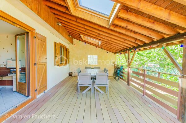 À Saint-Fargeau-Ponthierry, en limite de Boissise-Le-Roi, cette maison individuelle sur sous-sol total développe 135 m² habitables ( 140 m² utiles) sur un terrain arboré de 606 m².

Au rez-de-chaussée : entrée, spacieuse cuisine séparée aménagée et équipée, double séjour-salle à manger de 37 m² ouvrant sur une première terrasse, dégagement, toilette avec WC suspendu, deux chambres et une salle d'eau.

À l'étage : une mezzanine offrant un espace polyvalent (bureau, salle de jeux, rangement…), un placard, deux chambres dont une de plus de 20 m², et un second WC avec lave-mains.

Au sous-sol : un espace très pratique pour stationner les véhicules, avec buanderie et nombreux rangements. On y accède par une allée située derrière un portail sécurisé et par l'intérieur de la maison. 

À l'extérieur : un beau jardin arboré et une immense terrasse de 40m², en partie abritée, pour profiter d'agréables moments de détente en toute saison.

Une maison spacieuse et fonctionnelle, avec deux chambres de plain-pied, idéale pour une famille.

Disponible 7/7, contactez-moi !