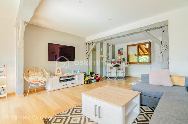 À Saint-Fargeau-Ponthierry, en limite de Boissise-Le-Roi, cette maison individuelle sur sous-sol total développe 135 m² habitables ( 140 m² utiles) sur un terrain arboré de 606 m².

Au rez-de-chaussée : entrée, spacieuse cuisine séparée aménagée et équipée, double séjour-salle à manger de 37 m² ouvrant sur une première terrasse, dégagement, toilette avec WC suspendu, deux chambres et une salle d'eau.

À l'étage : une mezzanine offrant un espace polyvalent (bureau, salle de jeux, rangement…), un placard, deux chambres dont une de plus de 20 m², et un second WC avec lave-mains.

Au sous-sol : un espace très pratique pour stationner les véhicules, avec buanderie et nombreux rangements. On y accède par une allée située derrière un portail sécurisé et par l'intérieur de la maison. 

À l'extérieur : un beau jardin arboré et une immense terrasse de 40m², en partie abritée, pour profiter d'agréables moments de détente en toute saison.

Une maison spacieuse et fonctionnelle, avec deux chambres de plain-pied, idéale pour une famille.

Disponible 7/7, contactez-moi !