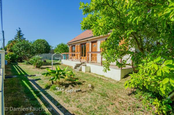 À Saint-Fargeau-Ponthierry, en limite de Boissise-Le-Roi, cette maison individuelle sur sous-sol total développe 135 m² habitables ( 140 m² utiles) sur un terrain arboré de 606 m².

Au rez-de-chaussée : entrée, spacieuse cuisine séparée aménagée et équipée, double séjour-salle à manger de 37 m² ouvrant sur une première terrasse, dégagement, toilette avec WC suspendu, deux chambres et une salle d'eau.

À l'étage : une mezzanine offrant un espace polyvalent (bureau, salle de jeux, rangement…), un placard, deux chambres dont une de plus de 20 m², et un second WC avec lave-mains.

Au sous-sol : un espace très pratique pour stationner les véhicules, avec buanderie et nombreux rangements. On y accède par une allée située derrière un portail sécurisé et par l'intérieur de la maison. 

À l'extérieur : un beau jardin arboré et une immense terrasse de 40m², en partie abritée, pour profiter d'agréables moments de détente en toute saison.

Une maison spacieuse et fonctionnelle, avec deux chambres de plain-pied, idéale pour une famille.

Disponible 7/7, contactez-moi !