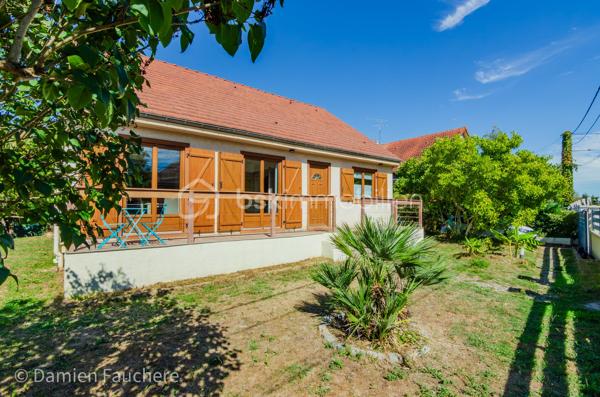 À Saint-Fargeau-Ponthierry, en limite de Boissise-Le-Roi, cette maison individuelle sur sous-sol total développe 135 m² habitables ( 140 m² utiles) sur un terrain arboré de 606 m².

Au rez-de-chaussée : entrée, spacieuse cuisine séparée aménagée et équipée, double séjour-salle à manger de 37 m² ouvrant sur une première terrasse, dégagement, toilette avec WC suspendu, deux chambres et une salle d'eau.

À l'étage : une mezzanine offrant un espace polyvalent (bureau, salle de jeux, rangement…), un placard, deux chambres dont une de plus de 20 m², et un second WC avec lave-mains.

Au sous-sol : un espace très pratique pour stationner les véhicules, avec buanderie et nombreux rangements. On y accède par une allée située derrière un portail sécurisé et par l'intérieur de la maison. 

À l'extérieur : un beau jardin arboré et une immense terrasse de 40m², en partie abritée, pour profiter d'agréables moments de détente en toute saison.

Une maison spacieuse et fonctionnelle, avec deux chambres de plain-pied, idéale pour une famille.

Disponible 7/7, contactez-moi !