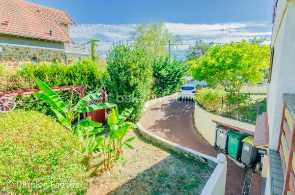 À Saint-Fargeau-Ponthierry, en limite de Boissise-Le-Roi, cette maison individuelle sur sous-sol total développe 135 m² habitables ( 140 m² utiles) sur un terrain arboré de 606 m².

Au rez-de-chaussée : entrée, spacieuse cuisine séparée aménagée et équipée, double séjour-salle à manger de 37 m² ouvrant sur une première terrasse, dégagement, toilette avec WC suspendu, deux chambres et une salle d'eau.

À l'étage : une mezzanine offrant un espace polyvalent (bureau, salle de jeux, rangement…), un placard, deux chambres dont une de plus de 20 m², et un second WC avec lave-mains.

Au sous-sol : un espace très pratique pour stationner les véhicules, avec buanderie et nombreux rangements. On y accède par une allée située derrière un portail sécurisé et par l'intérieur de la maison. 

À l'extérieur : un beau jardin arboré et une immense terrasse de 40m², en partie abritée, pour profiter d'agréables moments de détente en toute saison.

Une maison spacieuse et fonctionnelle, avec deux chambres de plain-pied, idéale pour une famille.

Disponible 7/7, contactez-moi !