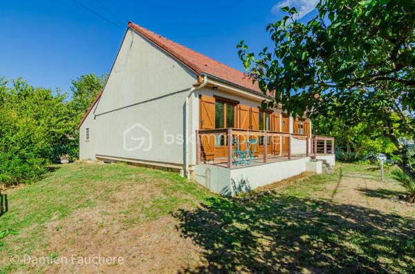 À Saint-Fargeau-Ponthierry, en limite de Boissise-Le-Roi, cette maison individuelle sur sous-sol total développe 135 m² habitables ( 140 m² utiles) sur un terrain arboré de 606 m².

Au rez-de-chaussée : entrée, spacieuse cuisine séparée aménagée et équipée, double séjour-salle à manger de 37 m² ouvrant sur une première terrasse, dégagement, toilette avec WC suspendu, deux chambres et une salle d'eau.

À l'étage : une mezzanine offrant un espace polyvalent (bureau, salle de jeux, rangement…), un placard, deux chambres dont une de plus de 20 m², et un second WC avec lave-mains.

Au sous-sol : un espace très pratique pour stationner les véhicules, avec buanderie et nombreux rangements. On y accède par une allée située derrière un portail sécurisé et par l'intérieur de la maison. 

À l'extérieur : un beau jardin arboré et une immense terrasse de 40m², en partie abritée, pour profiter d'agréables moments de détente en toute saison.

Une maison spacieuse et fonctionnelle, avec deux chambres de plain-pied, idéale pour une famille.

Disponible 7/7, contactez-moi !