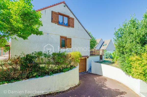 À Saint-Fargeau-Ponthierry, en limite de Boissise-Le-Roi, cette maison individuelle sur sous-sol total développe 135 m² habitables ( 140 m² utiles) sur un terrain arboré de 606 m².

Au rez-de-chaussée : entrée, spacieuse cuisine séparée aménagée et équipée, double séjour-salle à manger de 37 m² ouvrant sur une première terrasse, dégagement, toilette avec WC suspendu, deux chambres et une salle d'eau.

À l'étage : une mezzanine offrant un espace polyvalent (bureau, salle de jeux, rangement…), un placard, deux chambres dont une de plus de 20 m², et un second WC avec lave-mains.

Au sous-sol : un espace très pratique pour stationner les véhicules, avec buanderie et nombreux rangements. On y accède par une allée située derrière un portail sécurisé et par l'intérieur de la maison. 

À l'extérieur : un beau jardin arboré et une immense terrasse de 40m², en partie abritée, pour profiter d'agréables moments de détente en toute saison.

Une maison spacieuse et fonctionnelle, avec deux chambres de plain-pied, idéale pour une famille.

Disponible 7/7, contactez-moi !