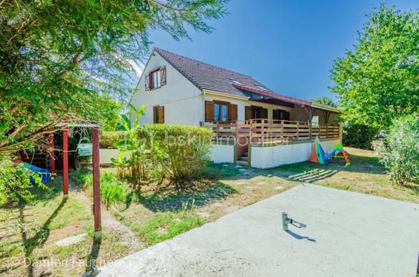 À Saint-Fargeau-Ponthierry, en limite de Boissise-Le-Roi, cette maison individuelle sur sous-sol total développe 135 m² habitables ( 140 m² utiles) sur un terrain arboré de 606 m².

Au rez-de-chaussée : entrée, spacieuse cuisine séparée aménagée et équipée, double séjour-salle à manger de 37 m² ouvrant sur une première terrasse, dégagement, toilette avec WC suspendu, deux chambres et une salle d'eau.

À l'étage : une mezzanine offrant un espace polyvalent (bureau, salle de jeux, rangement…), un placard, deux chambres dont une de plus de 20 m², et un second WC avec lave-mains.

Au sous-sol : un espace très pratique pour stationner les véhicules, avec buanderie et nombreux rangements. On y accède par une allée située derrière un portail sécurisé et par l'intérieur de la maison. 

À l'extérieur : un beau jardin arboré et une immense terrasse de 40m², en partie abritée, pour profiter d'agréables moments de détente en toute saison.

Une maison spacieuse et fonctionnelle, avec deux chambres de plain-pied, idéale pour une famille.

Disponible 7/7, contactez-moi !