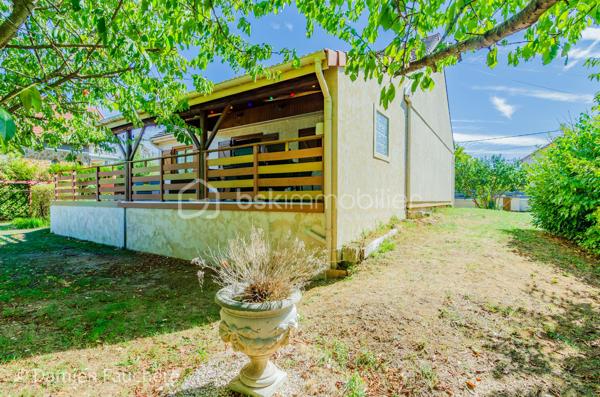 À Saint-Fargeau-Ponthierry, en limite de Boissise-Le-Roi, cette maison individuelle sur sous-sol total développe 135 m² habitables ( 140 m² utiles) sur un terrain arboré de 606 m².

Au rez-de-chaussée : entrée, spacieuse cuisine séparée aménagée et équipée, double séjour-salle à manger de 37 m² ouvrant sur une première terrasse, dégagement, toilette avec WC suspendu, deux chambres et une salle d'eau.

À l'étage : une mezzanine offrant un espace polyvalent (bureau, salle de jeux, rangement…), un placard, deux chambres dont une de plus de 20 m², et un second WC avec lave-mains.

Au sous-sol : un espace très pratique pour stationner les véhicules, avec buanderie et nombreux rangements. On y accède par une allée située derrière un portail sécurisé et par l'intérieur de la maison. 

À l'extérieur : un beau jardin arboré et une immense terrasse de 40m², en partie abritée, pour profiter d'agréables moments de détente en toute saison.

Une maison spacieuse et fonctionnelle, avec deux chambres de plain-pied, idéale pour une famille.

Disponible 7/7, contactez-moi !