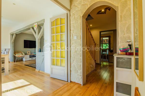 À Saint-Fargeau-Ponthierry, en limite de Boissise-Le-Roi, cette maison individuelle sur sous-sol total développe 135 m² habitables ( 140 m² utiles) sur un terrain arboré de 606 m².

Au rez-de-chaussée : entrée, spacieuse cuisine séparée aménagée et équipée, double séjour-salle à manger de 37 m² ouvrant sur une première terrasse, dégagement, toilette avec WC suspendu, deux chambres et une salle d'eau.

À l'étage : une mezzanine offrant un espace polyvalent (bureau, salle de jeux, rangement…), un placard, deux chambres dont une de plus de 20 m², et un second WC avec lave-mains.

Au sous-sol : un espace très pratique pour stationner les véhicules, avec buanderie et nombreux rangements. On y accède par une allée située derrière un portail sécurisé et par l'intérieur de la maison. 

À l'extérieur : un beau jardin arboré et une immense terrasse de 40m², en partie abritée, pour profiter d'agréables moments de détente en toute saison.

Une maison spacieuse et fonctionnelle, avec deux chambres de plain-pied, idéale pour une famille.

Disponible 7/7, contactez-moi !