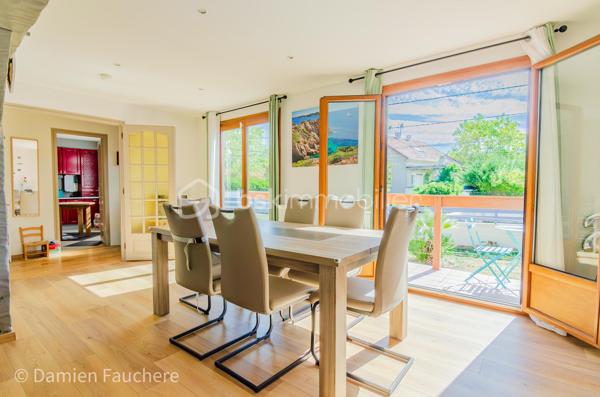 À Saint-Fargeau-Ponthierry, en limite de Boissise-Le-Roi, cette maison individuelle sur sous-sol total développe 135 m² habitables ( 140 m² utiles) sur un terrain arboré de 606 m².

Au rez-de-chaussée : entrée, spacieuse cuisine séparée aménagée et équipée, double séjour-salle à manger de 37 m² ouvrant sur une première terrasse, dégagement, toilette avec WC suspendu, deux chambres et une salle d'eau.

À l'étage : une mezzanine offrant un espace polyvalent (bureau, salle de jeux, rangement…), un placard, deux chambres dont une de plus de 20 m², et un second WC avec lave-mains.

Au sous-sol : un espace très pratique pour stationner les véhicules, avec buanderie et nombreux rangements. On y accède par une allée située derrière un portail sécurisé et par l'intérieur de la maison. 

À l'extérieur : un beau jardin arboré et une immense terrasse de 40m², en partie abritée, pour profiter d'agréables moments de détente en toute saison.

Une maison spacieuse et fonctionnelle, avec deux chambres de plain-pied, idéale pour une famille.

Disponible 7/7, contactez-moi !