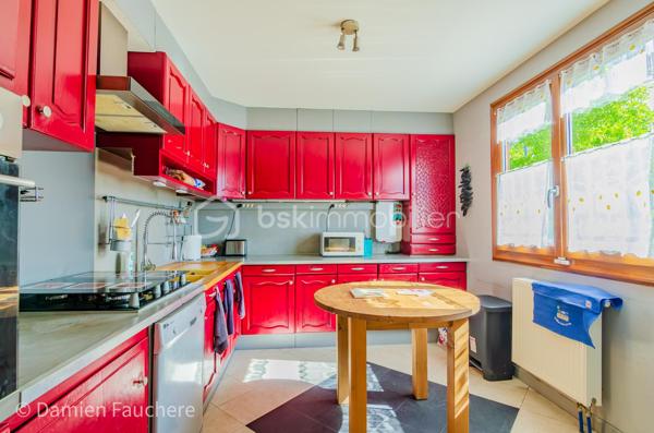 À Saint-Fargeau-Ponthierry, en limite de Boissise-Le-Roi, cette maison individuelle sur sous-sol total développe 135 m² habitables ( 140 m² utiles) sur un terrain arboré de 606 m².

Au rez-de-chaussée : entrée, spacieuse cuisine séparée aménagée et équipée, double séjour-salle à manger de 37 m² ouvrant sur une première terrasse, dégagement, toilette avec WC suspendu, deux chambres et une salle d'eau.

À l'étage : une mezzanine offrant un espace polyvalent (bureau, salle de jeux, rangement…), un placard, deux chambres dont une de plus de 20 m², et un second WC avec lave-mains.

Au sous-sol : un espace très pratique pour stationner les véhicules, avec buanderie et nombreux rangements. On y accède par une allée située derrière un portail sécurisé et par l'intérieur de la maison. 

À l'extérieur : un beau jardin arboré et une immense terrasse de 40m², en partie abritée, pour profiter d'agréables moments de détente en toute saison.

Une maison spacieuse et fonctionnelle, avec deux chambres de plain-pied, idéale pour une famille.

Disponible 7/7, contactez-moi !