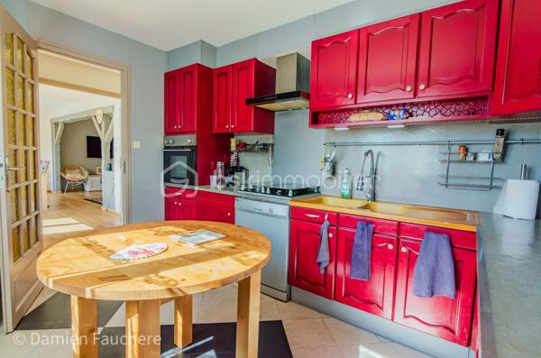 À Saint-Fargeau-Ponthierry, en limite de Boissise-Le-Roi, cette maison individuelle sur sous-sol total développe 135 m² habitables ( 140 m² utiles) sur un terrain arboré de 606 m².

Au rez-de-chaussée : entrée, spacieuse cuisine séparée aménagée et équipée, double séjour-salle à manger de 37 m² ouvrant sur une première terrasse, dégagement, toilette avec WC suspendu, deux chambres et une salle d'eau.

À l'étage : une mezzanine offrant un espace polyvalent (bureau, salle de jeux, rangement…), un placard, deux chambres dont une de plus de 20 m², et un second WC avec lave-mains.

Au sous-sol : un espace très pratique pour stationner les véhicules, avec buanderie et nombreux rangements. On y accède par une allée située derrière un portail sécurisé et par l'intérieur de la maison. 

À l'extérieur : un beau jardin arboré et une immense terrasse de 40m², en partie abritée, pour profiter d'agréables moments de détente en toute saison.

Une maison spacieuse et fonctionnelle, avec deux chambres de plain-pied, idéale pour une famille.

Disponible 7/7, contactez-moi !