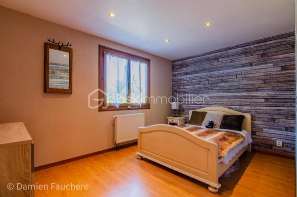 À Saint-Fargeau-Ponthierry, en limite de Boissise-Le-Roi, cette maison individuelle sur sous-sol total développe 135 m² habitables ( 140 m² utiles) sur un terrain arboré de 606 m².

Au rez-de-chaussée : entrée, spacieuse cuisine séparée aménagée et équipée, double séjour-salle à manger de 37 m² ouvrant sur une première terrasse, dégagement, toilette avec WC suspendu, deux chambres et une salle d'eau.

À l'étage : une mezzanine offrant un espace polyvalent (bureau, salle de jeux, rangement…), un placard, deux chambres dont une de plus de 20 m², et un second WC avec lave-mains.

Au sous-sol : un espace très pratique pour stationner les véhicules, avec buanderie et nombreux rangements. On y accède par une allée située derrière un portail sécurisé et par l'intérieur de la maison. 

À l'extérieur : un beau jardin arboré et une immense terrasse de 40m², en partie abritée, pour profiter d'agréables moments de détente en toute saison.

Une maison spacieuse et fonctionnelle, avec deux chambres de plain-pied, idéale pour une famille.

Disponible 7/7, contactez-moi !