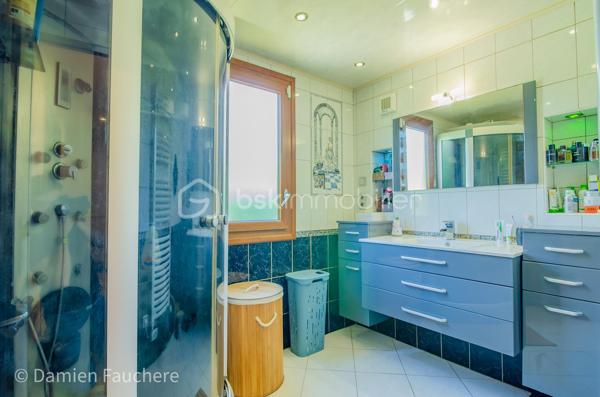 À Saint-Fargeau-Ponthierry, en limite de Boissise-Le-Roi, cette maison individuelle sur sous-sol total développe 135 m² habitables ( 140 m² utiles) sur un terrain arboré de 606 m².

Au rez-de-chaussée : entrée, spacieuse cuisine séparée aménagée et équipée, double séjour-salle à manger de 37 m² ouvrant sur une première terrasse, dégagement, toilette avec WC suspendu, deux chambres et une salle d'eau.

À l'étage : une mezzanine offrant un espace polyvalent (bureau, salle de jeux, rangement…), un placard, deux chambres dont une de plus de 20 m², et un second WC avec lave-mains.

Au sous-sol : un espace très pratique pour stationner les véhicules, avec buanderie et nombreux rangements. On y accède par une allée située derrière un portail sécurisé et par l'intérieur de la maison. 

À l'extérieur : un beau jardin arboré et une immense terrasse de 40m², en partie abritée, pour profiter d'agréables moments de détente en toute saison.

Une maison spacieuse et fonctionnelle, avec deux chambres de plain-pied, idéale pour une famille.

Disponible 7/7, contactez-moi !