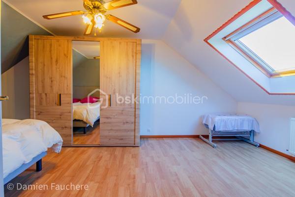 À Saint-Fargeau-Ponthierry, en limite de Boissise-Le-Roi, cette maison individuelle sur sous-sol total développe 135 m² habitables ( 140 m² utiles) sur un terrain arboré de 606 m².

Au rez-de-chaussée : entrée, spacieuse cuisine séparée aménagée et équipée, double séjour-salle à manger de 37 m² ouvrant sur une première terrasse, dégagement, toilette avec WC suspendu, deux chambres et une salle d'eau.

À l'étage : une mezzanine offrant un espace polyvalent (bureau, salle de jeux, rangement…), un placard, deux chambres dont une de plus de 20 m², et un second WC avec lave-mains.

Au sous-sol : un espace très pratique pour stationner les véhicules, avec buanderie et nombreux rangements. On y accède par une allée située derrière un portail sécurisé et par l'intérieur de la maison. 

À l'extérieur : un beau jardin arboré et une immense terrasse de 40m², en partie abritée, pour profiter d'agréables moments de détente en toute saison.

Une maison spacieuse et fonctionnelle, avec deux chambres de plain-pied, idéale pour une famille.

Disponible 7/7, contactez-moi !