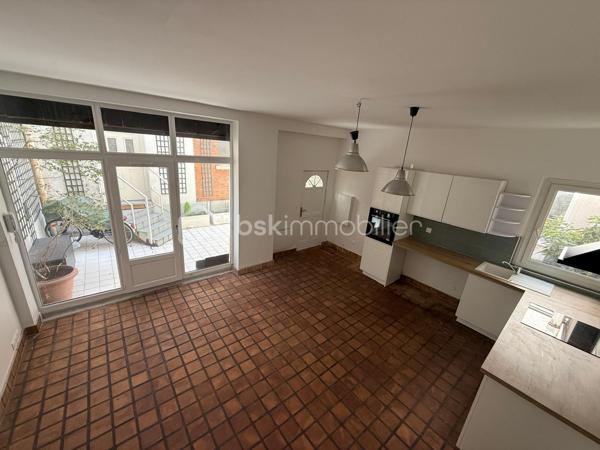 MALAKOFF : Secteur pavillonnaire  (À 500 m de la station DIDOT ET JEAN MOULIN ), un appartement lumineuse et entièrement rénovée au CALME avec possibilité d'utiliser la terrasse face au séjour pour se poser en plein air ,un appartement  de 3 pièces dont 2 chambres. comprenant  un séjour, une salle à manger, une cuisine ouverte , tout le RDC donne sur une belle terrasse ;
à l'étage : deux chambres avec des puits de lumières , un placard dans un espace de rangement , une salle de bain avec douche et WC.  
Appartement de 50 m2 en loi carrez et de surface habitable elle fait environ 60 m2.
Appartement entièrement rénovée => prestation haut de gamme.
RADIATEURS A INERTIES SECHE ECONOMIQUES
Interphone  
Fenêtres doubles vitrage, ouverture oscillo-battante .
Installation électrique refaite à neuf .
Cuisine sur mesure => Four, Plaques électriques.
Charges de copropriété 211 euros par mois ceci comprends l'eau , le gardiennage, l'entretien des parties communes (poubelles....) car il y a 3 biens individuels considérés comme des bâtiments .
Un appartement  dans une résidence de bon standing à proximité de Paris ,à 15 min des  Champs Elysées .