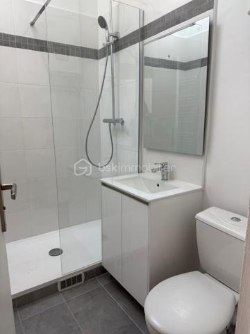 MALAKOFF : Secteur pavillonnaire  (À 500 m de la station DIDOT ET JEAN MOULIN ), un appartement lumineuse et entièrement rénovée au CALME avec possibilité d'utiliser la terrasse face au séjour pour se poser en plein air ,un appartement  de 3 pièces dont 2 chambres. comprenant  un séjour, une salle à manger, une cuisine ouverte , tout le RDC donne sur une belle terrasse ;
à l'étage : deux chambres avec des puits de lumières , un placard dans un espace de rangement , une salle de bain avec douche et WC.  
Appartement de 50 m2 en loi carrez et de surface habitable elle fait environ 60 m2.
Appartement entièrement rénovée => prestation haut de gamme.
RADIATEURS A INERTIES SECHE ECONOMIQUES
Interphone  
Fenêtres doubles vitrage, ouverture oscillo-battante .
Installation électrique refaite à neuf .
Cuisine sur mesure => Four, Plaques électriques.
Charges de copropriété 211 euros par mois ceci comprends l'eau , le gardiennage, l'entretien des parties communes (poubelles....) car il y a 3 biens individuels considérés comme des bâtiments .
Un appartement  dans une résidence de bon standing à proximité de Paris ,à 15 min des  Champs Elysées .