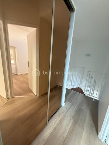 MALAKOFF : Secteur pavillonnaire  (À 500 m de la station DIDOT ET JEAN MOULIN ), un appartement lumineuse et entièrement rénovée au CALME avec possibilité d'utiliser la terrasse face au séjour pour se poser en plein air ,un appartement  de 3 pièces dont 2 chambres. comprenant  un séjour, une salle à manger, une cuisine ouverte , tout le RDC donne sur une belle terrasse ;
à l'étage : deux chambres avec des puits de lumières , un placard dans un espace de rangement , une salle de bain avec douche et WC.  
Appartement de 50 m2 en loi carrez et de surface habitable elle fait environ 60 m2.
Appartement entièrement rénovée => prestation haut de gamme.
RADIATEURS A INERTIES SECHE ECONOMIQUES
Interphone  
Fenêtres doubles vitrage, ouverture oscillo-battante .
Installation électrique refaite à neuf .
Cuisine sur mesure => Four, Plaques électriques.
Charges de copropriété 211 euros par mois ceci comprends l'eau , le gardiennage, l'entretien des parties communes (poubelles....) car il y a 3 biens individuels considérés comme des bâtiments .
Un appartement  dans une résidence de bon standing à proximité de Paris ,à 15 min des  Champs Elysées .
