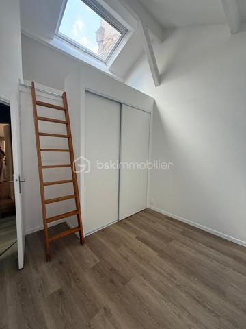 MALAKOFF : Secteur pavillonnaire  (À 500 m de la station DIDOT ET JEAN MOULIN ), un appartement lumineuse et entièrement rénovée au CALME avec possibilité d'utiliser la terrasse face au séjour pour se poser en plein air ,un appartement  de 3 pièces dont 2 chambres. comprenant  un séjour, une salle à manger, une cuisine ouverte , tout le RDC donne sur une belle terrasse ;
à l'étage : deux chambres avec des puits de lumières , un placard dans un espace de rangement , une salle de bain avec douche et WC.  
Appartement de 50 m2 en loi carrez et de surface habitable elle fait environ 60 m2.
Appartement entièrement rénovée => prestation haut de gamme.
RADIATEURS A INERTIES SECHE ECONOMIQUES
Interphone  
Fenêtres doubles vitrage, ouverture oscillo-battante .
Installation électrique refaite à neuf .
Cuisine sur mesure => Four, Plaques électriques.
Charges de copropriété 211 euros par mois ceci comprends l'eau , le gardiennage, l'entretien des parties communes (poubelles....) car il y a 3 biens individuels considérés comme des bâtiments .
Un appartement  dans une résidence de bon standing à proximité de Paris ,à 15 min des  Champs Elysées .