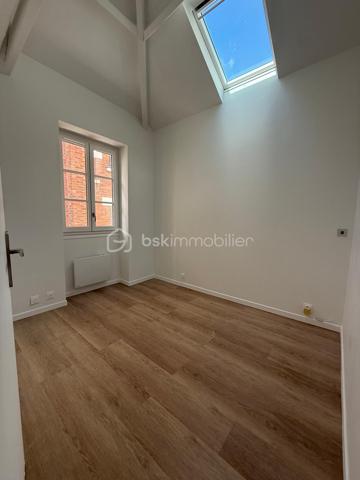 MALAKOFF : Secteur pavillonnaire  (À 500 m de la station DIDOT ET JEAN MOULIN ), un appartement lumineuse et entièrement rénovée au CALME avec possibilité d'utiliser la terrasse face au séjour pour se poser en plein air ,un appartement  de 3 pièces dont 2 chambres. comprenant  un séjour, une salle à manger, une cuisine ouverte , tout le RDC donne sur une belle terrasse ;
à l'étage : deux chambres avec des puits de lumières , un placard dans un espace de rangement , une salle de bain avec douche et WC.  
Appartement de 50 m2 en loi carrez et de surface habitable elle fait environ 60 m2.
Appartement entièrement rénovée => prestation haut de gamme.
RADIATEURS A INERTIES SECHE ECONOMIQUES
Interphone  
Fenêtres doubles vitrage, ouverture oscillo-battante .
Installation électrique refaite à neuf .
Cuisine sur mesure => Four, Plaques électriques.
Charges de copropriété 211 euros par mois ceci comprends l'eau , le gardiennage, l'entretien des parties communes (poubelles....) car il y a 3 biens individuels considérés comme des bâtiments .
Un appartement  dans une résidence de bon standing à proximité de Paris ,à 15 min des  Champs Elysées .