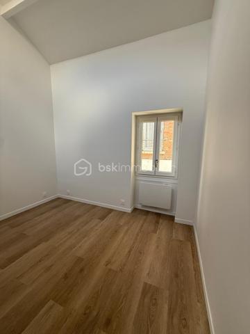 MALAKOFF : Secteur pavillonnaire  (À 500 m de la station DIDOT ET JEAN MOULIN ), un appartement lumineuse et entièrement rénovée au CALME avec possibilité d'utiliser la terrasse face au séjour pour se poser en plein air ,un appartement  de 3 pièces dont 2 chambres. comprenant  un séjour, une salle à manger, une cuisine ouverte , tout le RDC donne sur une belle terrasse ;
à l'étage : deux chambres avec des puits de lumières , un placard dans un espace de rangement , une salle de bain avec douche et WC.  
Appartement de 50 m2 en loi carrez et de surface habitable elle fait environ 60 m2.
Appartement entièrement rénovée => prestation haut de gamme.
RADIATEURS A INERTIES SECHE ECONOMIQUES
Interphone  
Fenêtres doubles vitrage, ouverture oscillo-battante .
Installation électrique refaite à neuf .
Cuisine sur mesure => Four, Plaques électriques.
Charges de copropriété 211 euros par mois ceci comprends l'eau , le gardiennage, l'entretien des parties communes (poubelles....) car il y a 3 biens individuels considérés comme des bâtiments .
Un appartement  dans une résidence de bon standing à proximité de Paris ,à 15 min des  Champs Elysées .