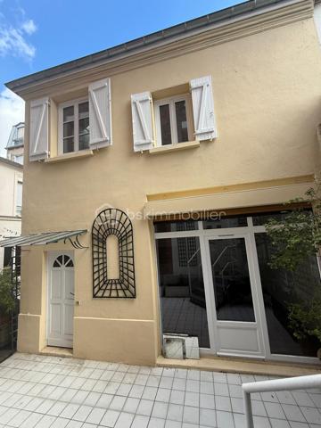 MALAKOFF : Secteur pavillonnaire  (À 500 m de la station DIDOT ET JEAN MOULIN ), un appartement lumineuse et entièrement rénovée au CALME avec possibilité d'utiliser la terrasse face au séjour pour se poser en plein air ,un appartement  de 3 pièces dont 2 chambres. comprenant  un séjour, une salle à manger, une cuisine ouverte , tout le RDC donne sur une belle terrasse ;
à l'étage : deux chambres avec des puits de lumières , un placard dans un espace de rangement , une salle de bain avec douche et WC.  
Appartement de 50 m2 en loi carrez et de surface habitable elle fait environ 60 m2.
Appartement entièrement rénovée => prestation haut de gamme.
RADIATEURS A INERTIES SECHE ECONOMIQUES
Interphone  
Fenêtres doubles vitrage, ouverture oscillo-battante .
Installation électrique refaite à neuf .
Cuisine sur mesure => Four, Plaques électriques.
Charges de copropriété 211 euros par mois ceci comprends l'eau , le gardiennage, l'entretien des parties communes (poubelles....) car il y a 3 biens individuels considérés comme des bâtiments .
Un appartement  dans une résidence de bon standing à proximité de Paris ,à 15 min des  Champs Elysées .