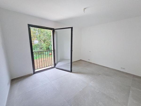 MAISON CONTEMPORAINE NEUVE 4 PIECES 113 M2 jumelée avec terrain de 460 M2