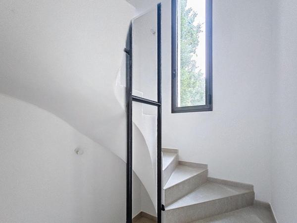 MAISON CONTEMPORAINE NEUVE 4 PIECES 113 M2 jumelée avec terrain de 460 M2