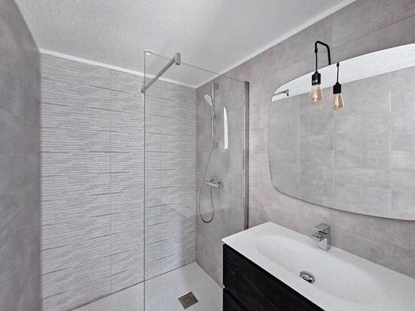 MAISON CONTEMPORAINE NEUVE 4 PIECES 113 M2 jumelée avec terrain de 460 M2