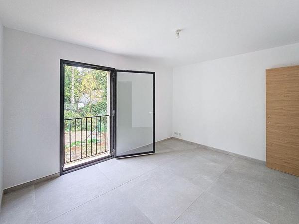 MAISON CONTEMPORAINE NEUVE 4 PIECES 113 M2 jumelée avec terrain de 460 M2