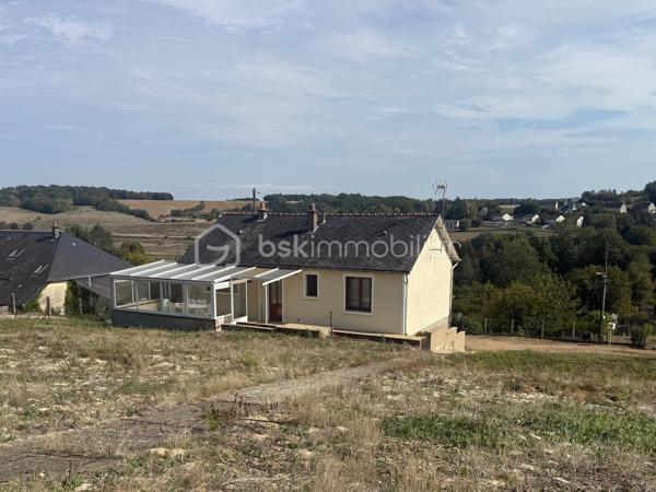 *** Carole MARCHAND *** BSK Immobilier ***

Située sur la commune de Saint Christophe Sur Le Nais, entre NEUILLE-PONT-PIERRE ET MONTVAL à 30 minutes de TOURS-NORD en direction du MANS, 
cette maison bénéficie d'une vue incroyable.

Solidement bâtie en 1963 par des artisans qualifiés, elle dispose d'un sous-sol total qui conviendra à toutes personnes ayant besoin d'un atelier ou cherchant un espace de stockage.

Composée actuellement d'une cuisine fermée, d'un salon séjour, de 2 chambres, d'une salle d'eau et de WC séparés, elle peut entièrement être repensée et laisser place à vos projets ; 2 chambres avec une pièce de vie de plus de 35 m² ou bien encore 3 chambres avec un îlot dinatoire dans une cuisine ouverte sur l'espace à vivre par exemple.

La terrasse côté Ouest et la magnifique véranda de 17 m² sont de vrais atouts pour vos moments de détente à l'abris des regards.

Les + de ce bien ;
- Magnifique vue dégagée
- Véranda 17 m² en parfait état
- Accès à la maison de plain-pied côté terrasse
- Sous-sol hauteur de plafond 2,10 m
- Chauffage électrique
- Tout à l'égout
- Terrain de 1300 m² clos presque en totalité
- Agencement adaptable à vos besoins et évolutif

Les - de ce bien ;
- Prévoir un rafraichissement pour mise au gout du jour
- Menuiseries bois, survitrage

.