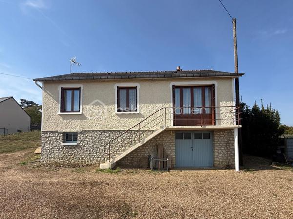 *** Carole MARCHAND *** BSK Immobilier ***

Située sur la commune de Saint Christophe Sur Le Nais, entre NEUILLE-PONT-PIERRE ET MONTVAL à 30 minutes de TOURS-NORD en direction du MANS, 
cette maison bénéficie d'une vue incroyable.

Solidement bâtie en 1963 par des artisans qualifiés, elle dispose d'un sous-sol total qui conviendra à toutes personnes ayant besoin d'un atelier ou cherchant un espace de stockage.

Composée actuellement d'une cuisine fermée, d'un salon séjour, de 2 chambres, d'une salle d'eau et de WC séparés, elle peut entièrement être repensée et laisser place à vos projets ; 2 chambres avec une pièce de vie de plus de 35 m² ou bien encore 3 chambres avec un îlot dinatoire dans une cuisine ouverte sur l'espace à vivre par exemple.

La terrasse côté Ouest et la magnifique véranda de 17 m² sont de vrais atouts pour vos moments de détente à l'abris des regards.

Les + de ce bien ;
- Magnifique vue dégagée
- Véranda 17 m² en parfait état
- Accès à la maison de plain-pied côté terrasse
- Sous-sol hauteur de plafond 2,10 m
- Chauffage électrique
- Tout à l'égout
- Terrain de 1300 m² clos presque en totalité
- Agencement adaptable à vos besoins et évolutif

Les - de ce bien ;
- Prévoir un rafraichissement pour mise au gout du jour
- Menuiseries bois, survitrage

.