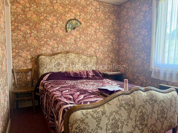 *** Carole MARCHAND *** BSK Immobilier ***

Située sur la commune de Saint Christophe Sur Le Nais, entre NEUILLE-PONT-PIERRE ET MONTVAL à 30 minutes de TOURS-NORD en direction du MANS, 
cette maison bénéficie d'une vue incroyable.

Solidement bâtie en 1963 par des artisans qualifiés, elle dispose d'un sous-sol total qui conviendra à toutes personnes ayant besoin d'un atelier ou cherchant un espace de stockage.

Composée actuellement d'une cuisine fermée, d'un salon séjour, de 2 chambres, d'une salle d'eau et de WC séparés, elle peut entièrement être repensée et laisser place à vos projets ; 2 chambres avec une pièce de vie de plus de 35 m² ou bien encore 3 chambres avec un îlot dinatoire dans une cuisine ouverte sur l'espace à vivre par exemple.

La terrasse côté Ouest et la magnifique véranda de 17 m² sont de vrais atouts pour vos moments de détente à l'abris des regards.

Les + de ce bien ;
- Magnifique vue dégagée
- Véranda 17 m² en parfait état
- Accès à la maison de plain-pied côté terrasse
- Sous-sol hauteur de plafond 2,10 m
- Chauffage électrique
- Tout à l'égout
- Terrain de 1300 m² clos presque en totalité
- Agencement adaptable à vos besoins et évolutif

Les - de ce bien ;
- Prévoir un rafraichissement pour mise au gout du jour
- Menuiseries bois, survitrage

.