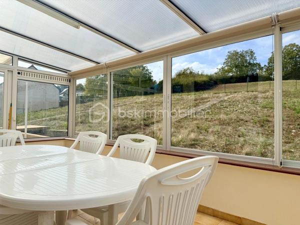 *** Carole MARCHAND *** BSK Immobilier ***

Située sur la commune de Saint Christophe Sur Le Nais, entre NEUILLE-PONT-PIERRE ET MONTVAL à 30 minutes de TOURS-NORD en direction du MANS, 
cette maison bénéficie d'une vue incroyable.

Solidement bâtie en 1963 par des artisans qualifiés, elle dispose d'un sous-sol total qui conviendra à toutes personnes ayant besoin d'un atelier ou cherchant un espace de stockage.

Composée actuellement d'une cuisine fermée, d'un salon séjour, de 2 chambres, d'une salle d'eau et de WC séparés, elle peut entièrement être repensée et laisser place à vos projets ; 2 chambres avec une pièce de vie de plus de 35 m² ou bien encore 3 chambres avec un îlot dinatoire dans une cuisine ouverte sur l'espace à vivre par exemple.

La terrasse côté Ouest et la magnifique véranda de 17 m² sont de vrais atouts pour vos moments de détente à l'abris des regards.

Les + de ce bien ;
- Magnifique vue dégagée
- Véranda 17 m² en parfait état
- Accès à la maison de plain-pied côté terrasse
- Sous-sol hauteur de plafond 2,10 m
- Chauffage électrique
- Tout à l'égout
- Terrain de 1300 m² clos presque en totalité
- Agencement adaptable à vos besoins et évolutif

Les - de ce bien ;
- Prévoir un rafraichissement pour mise au gout du jour
- Menuiseries bois, survitrage

.
