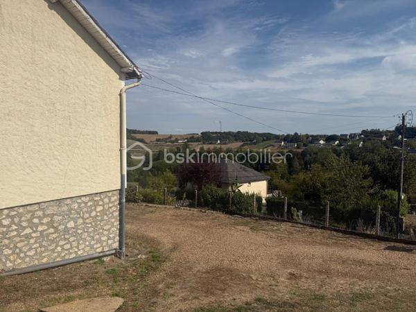 *** Carole MARCHAND *** BSK Immobilier ***

Située sur la commune de Saint Christophe Sur Le Nais, entre NEUILLE-PONT-PIERRE ET MONTVAL à 30 minutes de TOURS-NORD en direction du MANS, 
cette maison bénéficie d'une vue incroyable.

Solidement bâtie en 1963 par des artisans qualifiés, elle dispose d'un sous-sol total qui conviendra à toutes personnes ayant besoin d'un atelier ou cherchant un espace de stockage.

Composée actuellement d'une cuisine fermée, d'un salon séjour, de 2 chambres, d'une salle d'eau et de WC séparés, elle peut entièrement être repensée et laisser place à vos projets ; 2 chambres avec une pièce de vie de plus de 35 m² ou bien encore 3 chambres avec un îlot dinatoire dans une cuisine ouverte sur l'espace à vivre par exemple.

La terrasse côté Ouest et la magnifique véranda de 17 m² sont de vrais atouts pour vos moments de détente à l'abris des regards.

Les + de ce bien ;
- Magnifique vue dégagée
- Véranda 17 m² en parfait état
- Accès à la maison de plain-pied côté terrasse
- Sous-sol hauteur de plafond 2,10 m
- Chauffage électrique
- Tout à l'égout
- Terrain de 1300 m² clos presque en totalité
- Agencement adaptable à vos besoins et évolutif

Les - de ce bien ;
- Prévoir un rafraichissement pour mise au gout du jour
- Menuiseries bois, survitrage

.