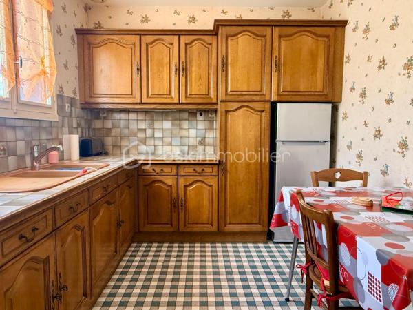 *** Carole MARCHAND *** BSK Immobilier ***

Située sur la commune de Saint Christophe Sur Le Nais, entre NEUILLE-PONT-PIERRE ET MONTVAL à 30 minutes de TOURS-NORD en direction du MANS, 
cette maison bénéficie d'une vue incroyable.

Solidement bâtie en 1963 par des artisans qualifiés, elle dispose d'un sous-sol total qui conviendra à toutes personnes ayant besoin d'un atelier ou cherchant un espace de stockage.

Composée actuellement d'une cuisine fermée, d'un salon séjour, de 2 chambres, d'une salle d'eau et de WC séparés, elle peut entièrement être repensée et laisser place à vos projets ; 2 chambres avec une pièce de vie de plus de 35 m² ou bien encore 3 chambres avec un îlot dinatoire dans une cuisine ouverte sur l'espace à vivre par exemple.

La terrasse côté Ouest et la magnifique véranda de 17 m² sont de vrais atouts pour vos moments de détente à l'abris des regards.

Les + de ce bien ;
- Magnifique vue dégagée
- Véranda 17 m² en parfait état
- Accès à la maison de plain-pied côté terrasse
- Sous-sol hauteur de plafond 2,10 m
- Chauffage électrique
- Tout à l'égout
- Terrain de 1300 m² clos presque en totalité
- Agencement adaptable à vos besoins et évolutif

Les - de ce bien ;
- Prévoir un rafraichissement pour mise au gout du jour
- Menuiseries bois, survitrage

.